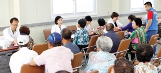 경북농협·청도농협 ‘행복버스’ 운행…진료·장수사진 촬영