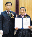 55년 만에 받은 ‘눈물의 졸업장’