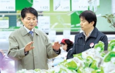 한밤중 서울 양재동 농협유통 하나로마트 방문한 김병원 농협회장 당선인