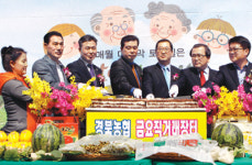 매주 금요일 신선 농축산물 시장 선다