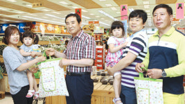 봉동농협, 마트 고객에 장바구니 선물