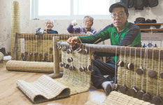 경로당에서 짠 부들자리…소득 ‘쏠쏠’