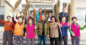 “댑싸리 빗자루로 깨끗한 모가면 만드세요”