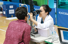 “무료진료 받고 장수사진 찍고”
