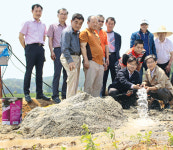 바싹 마른 논에 물줄기가 ‘콸콸’