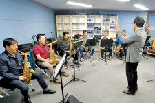 색소폰 연주로 삶의 활력 얻어요…농민 음악 동아리