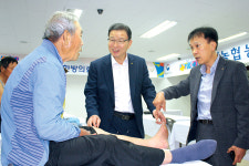 충북 진천농협 행복버스 ‘빵빵’…웃음꽃도 ‘활짝’