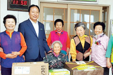 광주광역시 하남농협, 지역경로당 15곳 방문 어르신에게 사은품 전달