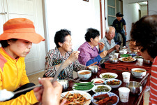 “점심 준비 안하니 영농철 수고 덜었죠”