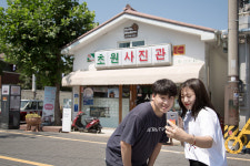 [영화처럼 드라마처럼] 전북 군산, 셔터 소린 달라졌어도…사랑은 여전히