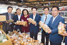 은행업무·마트 장보기 한곳에서 ‘뚝딱’