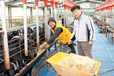 [귀농·귀촌 멘토링] 전남 화순 흑염소농장 “한마리씩 차근차근 늘려야…” “네, 경험 쌓아야죠”