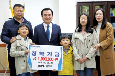 정영재 농산물산지유통센터 소장, 함양군에 100만원 기탁