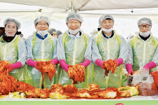 울산원예농협푸드급식지원센터 | 울산원예농협, 지역 주민센터에 사랑의 김장김치 기증