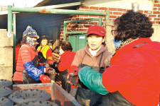 경기 연천 임진농협, 이웃에 연탄 1000장 배달