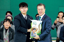 15세 소년농부, 직접 경작한 쌀 선물해 ‘화제’