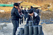 덕신고 학생들, 연탄 나눔 눈길