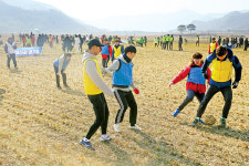 [화제] 대하소설 ‘토지’ 주무대 하동 평사리 들판서 이색 축구대회 열려