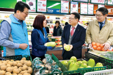 경남 하나로마트 현장경영…유통현황 살펴