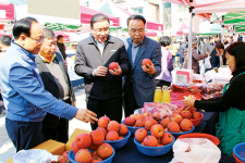 청주서 농축산물 직거래 금요장터 개장…제철 농산물 인기