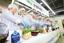 “몸에 좋은 매실 많이 드세요”