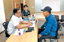 [나눔축산과 함께하는 행복동행] 지역어르신에 한방 의료봉사…“어깨 통증 한방에 갔슈”