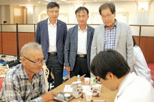 동철원농협, 행복버스 운영…장수사진 찍어줘