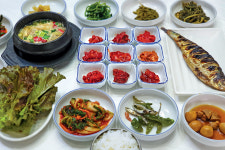 [토박이맛집] 짭짤한 젓갈이냐 이색 고기구이냐, 젓가락의 선택은?