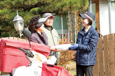 행복소식 전령사…사랑과 정보 싣고 시골마을 구석구석 달린다