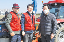 평택농협, 토양개량제 살포 대행…농가 호응