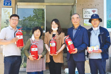 NH농협 강원 동해시지부·동해농협, 농가에 소화기·경보기 전달