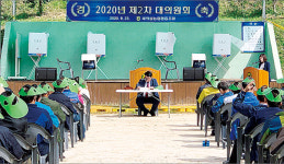코로나 시대…운동장서 열린 대의원회