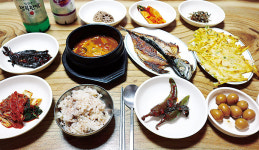 [이 거리 먹거리] 매운탕 국물에 술한잔 딱, 온돌방서 먹는 집밥 든든