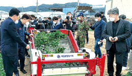 “시금치 수확기로 작업 능률 높이세요”