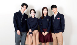 학생들 “한복 교복, 세련되고 예뻐” 학부모들 “관리하기 수월”