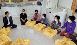 전북 완주 화산농협, 고령조합원에 건강꾸러미 공급