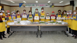 전남 나주 봉황농협 행복나눔봉사단, 원로조합원에 송편 전달