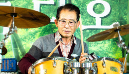 [즐거운 노년] 두손에 분필 대신 드럼스틱…‘쌤’ 밴드의 드러머 이상준씨