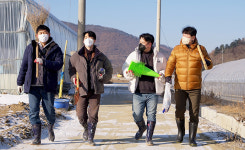 [NBS 하이라이트] 토양 상태 점검하고 퇴비 뿌리고