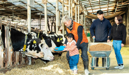 [가족농 열전 백년농부] 3대가 지키는 신광목장, “가장 큰 스승은 아버지…돌발상황 해답 알고 계셔”