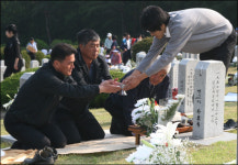 쉰 네 번째 현충일, 도내 충혼묘지마다 추모객 행렬