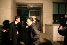 (주)티케이씨현관앞 | 도청 고위 간부 취재진 따돌리기 1시간 동안 '숨바꼭질'