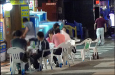 수십억 들인 차 없는 거리에 차 대신 식탁이 점령