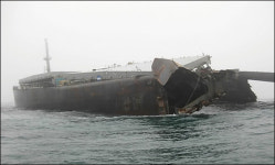 250m 日화물선 예인 끙끙...이어도기지 위태위태