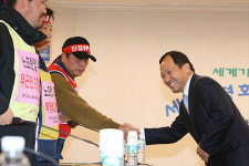 우근민 지사의 지시로 만난 도와 민주노총 만남 잘 될까?