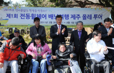 휠체어 타고 갈 수 있는 제주올레 생길까?