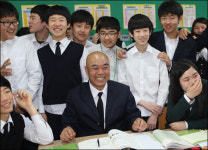 승복 벗고 40년만 중학교 교복 입은 늦깎이 스님은?
