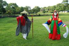 익살맞은 봉산탈춤 단오 놀이 벌여보세