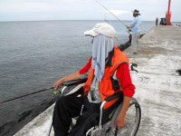 여름 바다에 뛰어든 장애인들 여름이 좋아요