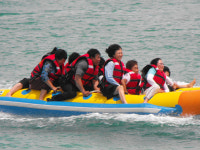 여름 바다에 뛰어든 장애인들 여름이 좋아요